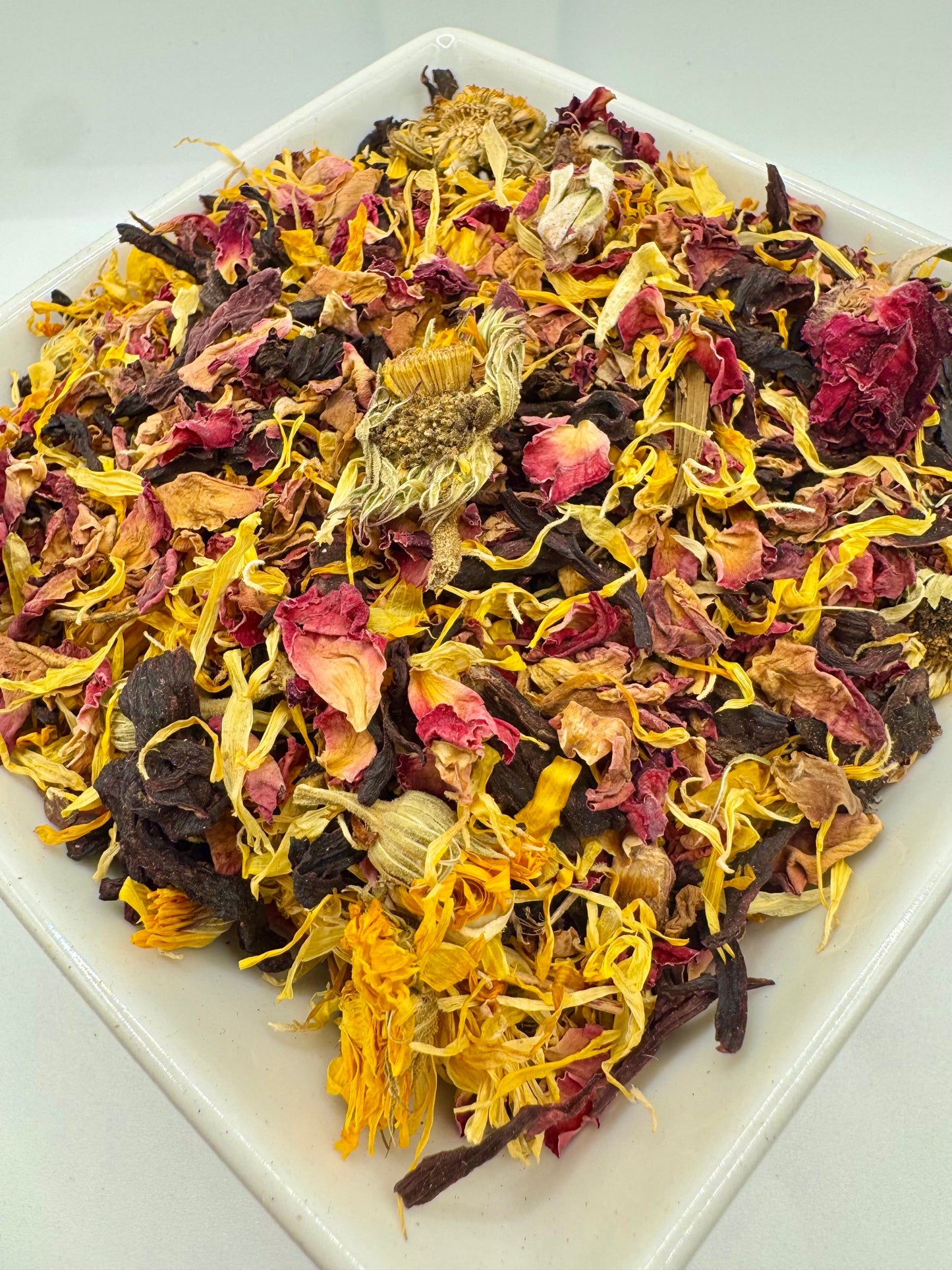 Garden Flowers: Forage Mix for Rabbits, Guinea Pigs, Chinchillas and Hamsters with Rose, Marigold and Hibiscus